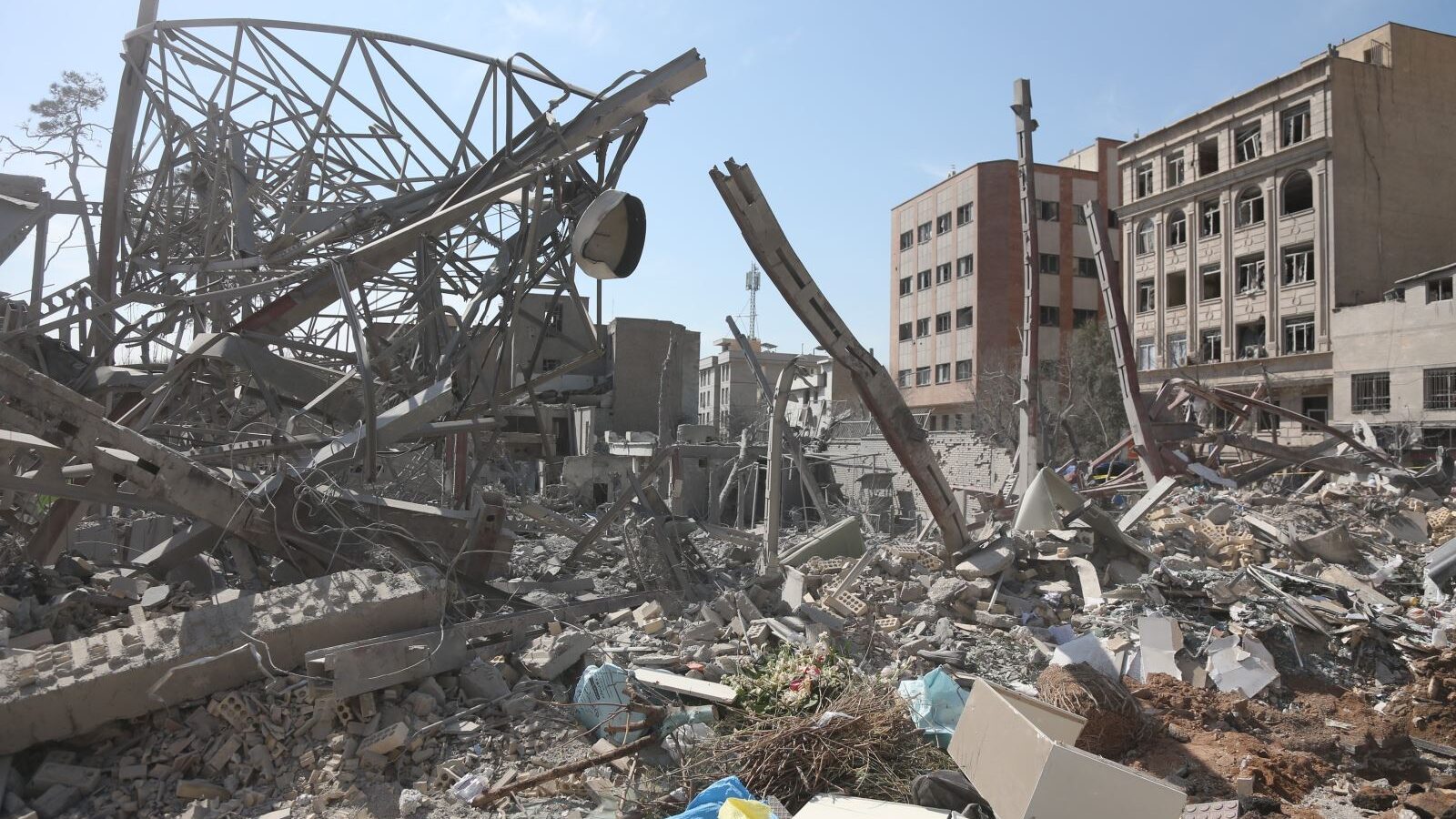 Chiến sự Iran ngày 12