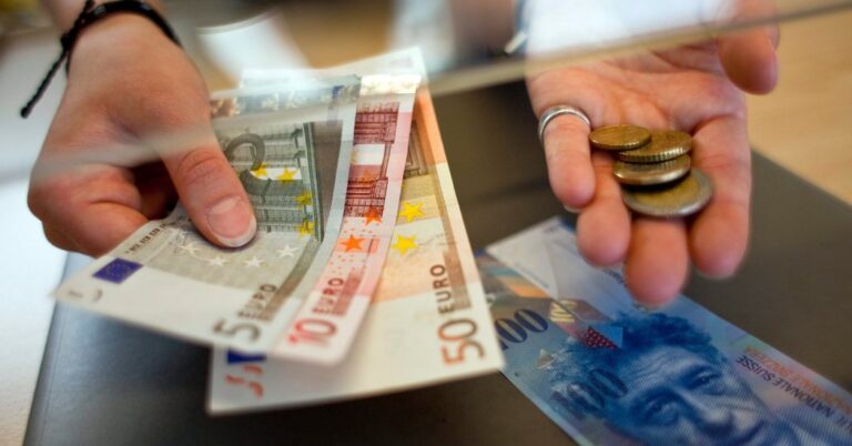 ECB giữ nguyên lãi suất