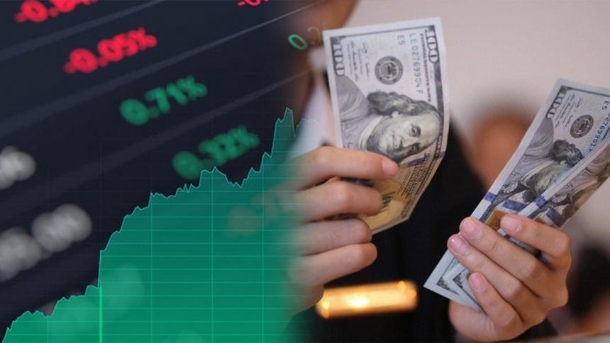 Tỷ giá đô hôm nay 14/3/2026: Vietcombank bán ra 26.318 đồng/USD
Tỷ giá đô hôm nay ngày 14/3/2026 ghi nhận mức bán ra phổ biến tại các ngân hàng lớn là 26.318 đồng/USD. Tỷ giá trung tâm do Ngân hàng Nhà nước Việt Nam công bố đang ở mức khoảng 25.065 đồng/USD, trong khi tỷ giá mid-market quốc tế từ XE và Wise dao động quanh 26.290 đồng/USD.
Tỷ giá đô hôm nay đang chịu nhiều áp lực từ các yếu tố quốc tế, bao gồm đồng USD mạnh lên trong bối cảnh địa chính trị Trung Đông căng thẳng, giá dầu tăng vọt và kỳ vọng Fed trì hoãn cắt giảm lãi suất. Đây là những yếu tố nhà đầu tư và doanh nghiệp cần theo dõi sát để quản lý rủi ro tỷ giá hiệu quả.

Tỷ giá đô hôm nay tại các ngân hàng lớn
Bảng tỷ giá USD/VND ngày 14/3/2026
Tỷ giá đô hôm nay tại các ngân hàng thương mại phổ biến nhất tại Việt Nam được cập nhật như sau:
Vietcombank là ngân hàng tham chiếu phổ biến nhất với tỷ giá đô hôm nay mua tiền mặt 26.048 đồng, mua chuyển khoản 26.078 đồng và bán ra 26.318 đồng/USD. Đây là mức giá được cập nhật lúc 23:00 ngày 13/3/2026.
BIDV niêm yết tỷ giá đô hôm nay mua tiền mặt và mua chuyển khoản đều ở mức 26.094 đồng, bán ra 26.314 đồng/USD. BIDV ghi nhận tăng nhẹ chiều mua gần đây.
VietinBank có tỷ giá đô hôm nay dao động từ 25.915 đến 26.083 đồng chiều mua và bán ra 26.318 đồng/USD, biến động nhẹ tùy từng nguồn cập nhật.
Techcombank niêm yết mua tiền mặt 26.096 đồng, mua chuyển khoản 26.115 đồng và bán ra 26.318 đồng/USD, cao hơn một chút ở chiều mua chuyển khoản.
ACB có tỷ giá đô hôm nay mua tiền mặt 26.080 đồng, mua chuyển khoản 26.110 đồng và bán ra 26.318 đồng/USD, được đánh giá tương đối cạnh tranh.
Agribank niêm yết mức tương đương Vietcombank với mua tiền mặt 26.048 đồng, mua chuyển khoản 26.078 đồng và bán ra 26.318 đồng/USD.
MB Bank có tỷ giá đô hôm nay mua tiền mặt khoảng 26.075 đồng với mệnh giá lớn, mua chuyển khoản 26.100 đồng và bán ra 26.318 đồng/USD, có phân biệt mệnh giá USD.
HSBC niêm yết mua tiền mặt và mua chuyển khoản đều ở 26.133 đồng, bán ra 26.317 đồng/USD, cao hơn một chút so với ngân hàng nội địa do đặc thù ngân hàng nước ngoài.
Sacombank có tỷ giá đô hôm nay mua cao hơn trung bình với mức 26.176 đồng cả tiền mặt lẫn chuyển khoản và bán ra 26.318 đồng/USD.
Tỷ giá trung tâm NHNN và mid-market rate
Tỷ giá đô hôm nay theo tỷ giá trung tâm do Ngân hàng Nhà nước Việt Nam công bố đang ở mức khoảng 25.065 đồng/USD, đây là mức tham chiếu để các ngân hàng thương mại xác định biên độ giao dịch cho phép.
Tỷ giá mid-market quốc tế từ XE và Wise dao động quanh 26.290 đồng/USD, phản ánh mức tỷ giá thị trường thực sự không có phí chênh lệch mua bán.
Tỷ giá thị trường tự do
Ngoài hệ thống ngân hàng chính thức, tỷ giá đô hôm nay trên thị trường tự do đang ở mức mua vào khoảng 27.150 đồng và bán ra khoảng 27.190 đồng/USD theo cập nhật sáng 14/3/2026. Mức giá này cao hơn đáng kể so với ngân hàng do không chịu quy định và thường biến động nhanh hơn theo cung cầu thực tế.
Lưu ý quan trọng là giao dịch ngoại tệ ngoài hệ thống ngân hàng được cấp phép là vi phạm pháp luật tại Việt Nam. Người dân và doanh nghiệp nên thực hiện giao dịch ngoại tệ tại các tổ chức tín dụng được cấp phép để đảm bảo an toàn pháp lý.

Tại sao tỷ giá đô hôm nay biến động?
Đồng USD mạnh lên do địa chính trị
Nguyên nhân trực tiếp ảnh hưởng đến tỷ giá đô hôm nay là đồng USD đang mạnh lên trong bối cảnh căng thẳng địa chính trị tại Trung Đông leo thang. Khi rủi ro toàn cầu tăng cao, nhà đầu tư quốc tế có xu hướng tìm đến USD như tài sản trú ẩn an toàn, đẩy đồng đô la tăng giá so với hầu hết các đồng tiền khác bao gồm cả VND.
Hiệu ứng này tác động trực tiếp lên tỷ giá đô hôm nay tại Việt Nam, khi áp lực mua USD tăng trong khi nguồn cung ngoại tệ không tăng tương ứng.
Giá dầu tăng vọt gây áp lực nhập khẩu
Tỷ giá đô hôm nay còn chịu áp lực từ giá dầu thô tăng mạnh với WTI quanh 96 đến 98 USD/thùng và Brent vượt 100 USD/thùng. Việt Nam nhập khẩu phần lớn xăng dầu thành phẩm thanh toán bằng USD, nên khi giá dầu tăng, nhu cầu mua USD để thanh toán nhập khẩu tăng theo, tạo thêm áp lực lên tỷ giá đô hôm nay.
Fed trì hoãn cắt giảm lãi suất
Tỷ giá đô hôm nay cũng phản ánh kỳ vọng Fed sẽ duy trì lãi suất cao lâu hơn dự kiến. Khi lãi suất Mỹ cao, đồng USD hấp dẫn hơn so với các đồng tiền khác vì mang lại lợi suất cao hơn cho nhà đầu tư quốc tế, tạo ra lực cầu USD bền vững và giữ tỷ giá đô hôm nay ở mức cao.

Tác động của tỷ giá đô hôm nay đến người dân và doanh nghiệp
Người đi du lịch và du học
Tỷ giá đô hôm nay ở mức 26.318 đồng/USD tại chiều bán ra của các ngân hàng lớn có nghĩa là chi phí quy đổi sang USD cho du lịch và du học đang ở mức cao. Người có nhu cầu mua USD nên theo dõi tỷ giá đô hôm nay hàng ngày và cân nhắc mua vào khi có dấu hiệu USD hạ nhiệt thay vì mua dồn một lần.
Doanh nghiệp xuất khẩu hưởng lợi
Tỷ giá đô hôm nay ở mức cao là tin tốt cho các doanh nghiệp xuất khẩu Việt Nam. Khi quy đổi doanh thu ngoại tệ sang VND, doanh nghiệp xuất khẩu nhận được nhiều đồng Việt Nam hơn cho cùng một lượng USD, cải thiện biên lợi nhuận và tăng tính cạnh tranh về giá trên thị trường quốc tế.
Doanh nghiệp nhập khẩu chịu áp lực
Ngược lại, doanh nghiệp nhập khẩu phải trả nhiều VND hơn để mua cùng một lượng USD khi tỷ giá đô hôm nay tăng. Đặc biệt với các ngành nhập khẩu nguyên liệu sản xuất như dệt may, điện tử và hóa chất, chi phí đầu vào tăng theo tỷ giá và ảnh hưởng trực tiếp đến giá thành sản phẩm cuối cùng.
Người vay nợ ngoại tệ
Tỷ giá đô hôm nay tăng là gánh nặng với những người và doanh nghiệp đang có khoản vay ngoại tệ. Chi phí trả nợ gốc và lãi tính bằng VND tăng lên khi quy đổi, tạo ra rủi ro tỷ giá thực sự mà nhiều doanh nghiệp chưa phòng ngừa đầy đủ.

Dự báo tỷ giá đô thời gian tới
Kịch bản tỷ giá tăng tiếp
Tỷ giá đô hôm nay có thể tiếp tục chịu áp lực tăng nếu xung đột Trung Đông leo thang thêm, giá dầu duy trì trên 100 USD/thùng và Fed tiếp tục phát tín hiệu cứng rắn về lãi suất. Trong kịch bản này, tỷ giá USD/VND có thể hướng đến vùng 26.500 đến 26.700 đồng/USD trong ngắn hạn.
Kịch bản tỷ giá ổn định
Nếu Ngân hàng Nhà nước Việt Nam can thiệp bán USD ra thị trường để bình ổn tỷ giá đô hôm nay, tỷ giá có thể duy trì ổn định quanh vùng 26.200 đến 26.400 đồng/USD. Đây là kịch bản mà NHNN thường ưu tiên để bảo vệ sức mua của đồng VND và kiểm soát lạm phát nhập khẩu.
Kịch bản tỷ giá hạ nhiệt
Nếu căng thẳng địa chính trị giảm bớt và Fed phát tín hiệu nới lỏng sớm hơn dự kiến, đồng USD có thể suy yếu và tỷ giá đô hôm nay hạ nhiệt về vùng 25.800 đến 26.000 đồng/USD. Đây là kịch bản tích cực nhất cho Việt Nam vì giảm áp lực lạm phát nhập khẩu và chi phí trả nợ ngoại tệ.
Theo Vietcombank, tỷ giá USD/VND được cập nhật liên tục trong ngày và nhà đầu tư cũng như doanh nghiệp nên kiểm tra trực tiếp trên website chính thức để có tỷ giá đô hôm nay chính xác nhất trước khi thực hiện giao dịch.

Kinh nghiệm đổi USD với tỷ giá tốt nhất
So sánh tỷ giá giữa các ngân hàng
Bảng tỷ giá đô hôm nay cho thấy có sự chênh lệch nhất định giữa các ngân hàng. Sacombank và HSBC có mức mua cao hơn trung bình trong khi Vietcombank và Agribank có mức mua thấp hơn. Người có nhu cầu bán USD nên so sánh chiều mua của các ngân hàng để chọn nơi có lợi nhất.
Phân biệt mua tiền mặt và mua chuyển khoản
Tỷ giá đô hôm nay có hai mức mua khác nhau: mua tiền mặt thường thấp hơn mua chuyển khoản từ 30 đến 100 đồng/USD. Nếu bạn đang chuyển tiền từ nước ngoài về, tỷ giá chuyển khoản sẽ có lợi hơn so với đổi tiền mặt trực tiếp tại quầy.
Thời điểm tốt để đổi USD
Tỷ giá đô hôm nay thường biến động theo phiên giao dịch quốc tế. Buổi sáng sớm khi thị trường châu Á mở cửa và buổi chiều khi phiên châu Âu bắt đầu thường có nhiều biến động hơn. Theo dõi xu hướng trong ngày giúp người dùng chọn được thời điểm đổi tiền có lợi hơn.

FAQ: Câu hỏi thường gặp về tỷ giá đô hôm nay
Tỷ giá đô hôm nay 14/3/2026 là bao nhiêu?
Tỷ giá đô hôm nay tại Vietcombank là mua tiền mặt 26.048 đồng, mua chuyển khoản 26.078 đồng và bán ra 26.318 đồng/USD. Tỷ giá trung tâm NHNN ở mức 25.065 đồng/USD và mid-market rate quốc tế khoảng 26.290 đồng/USD.
Tỷ giá đô hôm nay tại các ngân hàng có giống nhau không?
Không hoàn toàn giống nhau. Tỷ giá đô hôm nay tại các ngân hàng có sự chênh lệch nhất định, đặc biệt ở chiều mua vào. Sacombank và HSBC thường có mức mua cao hơn trong khi Vietcombank và Agribank thường ở mức trung bình thị trường.
Tại sao tỷ giá đô hôm nay tại ngân hàng thấp hơn thị trường tự do?
Ngân hàng thương mại hoạt động trong khung quy định của Ngân hàng Nhà nước với biên độ dao động giới hạn quanh tỷ giá trung tâm. Thị trường tự do không bị ràng buộc bởi quy định này nên tỷ giá đô hôm nay ở đó thường cao hơn và biến động nhanh hơn theo cung cầu thực tế.
Khi nào nên mua USD để được tỷ giá tốt nhất?
Không có thời điểm hoàn hảo để mua USD vì tỷ giá đô hôm nay biến động liên tục. Chiến lược tốt nhất là theo dõi xu hướng, mua phân kỳ theo nhu cầu thực tế và không cố đoán đỉnh hay đáy tỷ giá. Nếu có nhu cầu lớn, nên tham khảo sản phẩm phòng ngừa rủi ro tỷ giá tại ngân hàng.

Để theo dõi thêm các phân tích về tỷ giá và kinh tế tài chính vĩ mô, bạn có thể tham khảo thêm tại chuyên mục Kinh tế tài chính, Chuyện Thị Trường.

Disclaimer: Tỷ giá trong bài viết được tổng hợp từ các nguồn niêm yết công khai tại thời điểm đăng và có thể thay đổi liên tục trong ngày. Bài viết được cung cấp nhằm mục đích thông tin và tham khảo. Độc giả nên kiểm tra tỷ giá trực tiếp tại website chính thức của ngân hàng hoặc liên hệ trực tiếp để có tỷ giá realtime chính xác nhất trước khi thực hiện giao dịch.