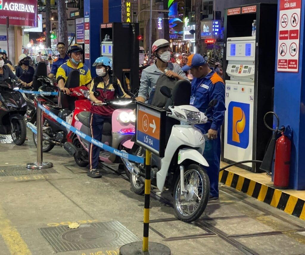 giá dầu hôm nay 2303
