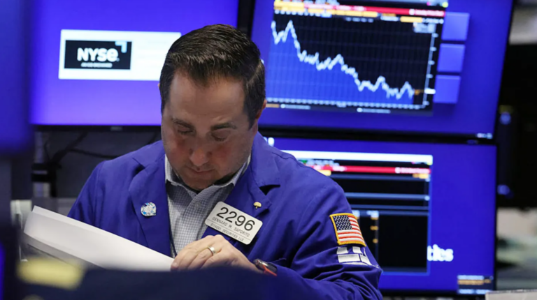 Dow Jones mất hơn 300 điểm