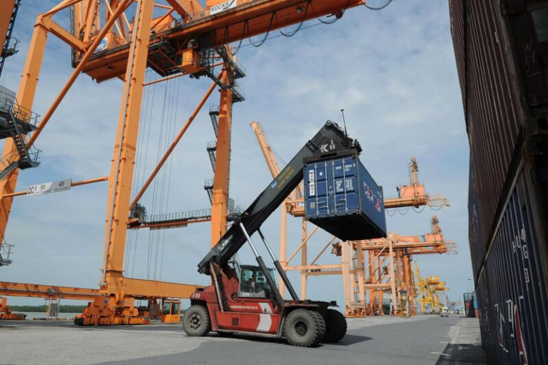 Xuất nhập khẩu 4 tháng tăng