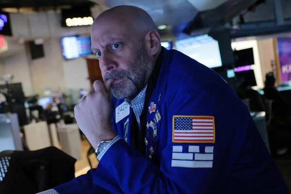 Dow Jones mất 557 điểm